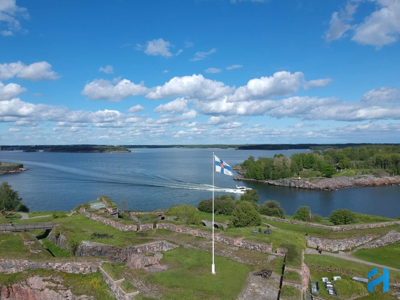 Suomenlinna island and Finnish flag